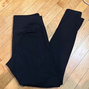 Girlfriend Collective  Black Compressive Mid-Rise Legging — size medium